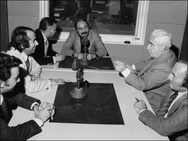 Türk gazeteciler, BBC Türkçe'den Yurdakul Fincancıoğlu'nun sorularını yanıtlıyor. Soldan sağa: Ümit Gürtuna (Cumhuriyet), Metin Çatan (Pan Haber Ajansı), Cüneyt Arcayürek (Hürriyet), BBC Türkçe'den Yurdakul Fincancıoğlu, Osman Kibar (Tercüman), Prof. İsmet Giritli. (9/04/1976)