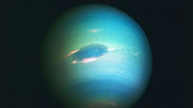 Neptune, jiwe kubwa la barafu, kwa sasa ndiyo sayari ya mbali zaidi katika mfumo wetu wa jua, inayozunguka jua mara 30 hivi zaidi ya Dunia.