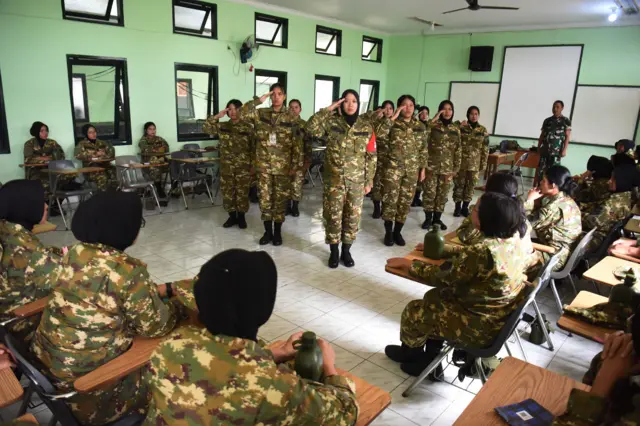Sejumlah siswa peserta program Sarjana Penggerak Pembangunan Indonesia (SPPI) mengikuti program Latihan Bela Negara dan Manajerial calon manajer Koperasi Desa Merah Putih (KDMP) di Pusdikkes Puskesad Kramat Jati, Jakarta Timur, Selasa (30/06). 
