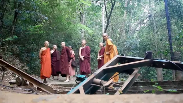 නා උයන අනතුර සිදුවූ ස්ථානයේ රැස්ව සිටින භික්ෂූන් පිරිසක්