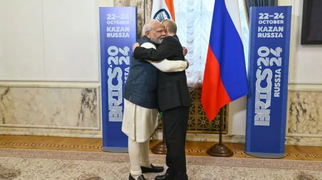 ولادیمیر پوتین رئیس جمهور روسیه با نارندرا مودی نخست وزیر هند در جریان شانزدهمین اجلاس سران بریکس در کازان روسیه دیدار کرد.