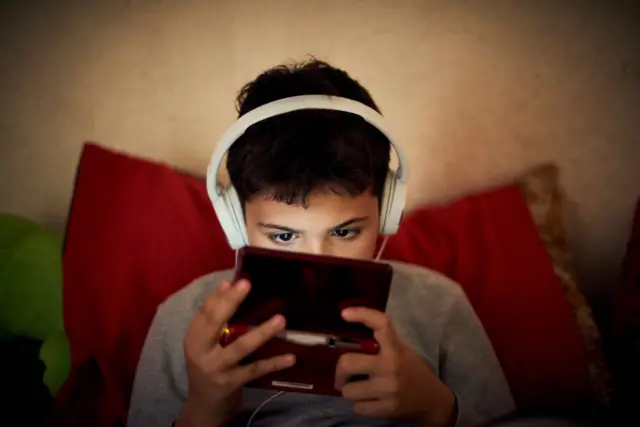 ஆபாசப் படம் பார்க்கும் பதின்பருவத்தினர் 