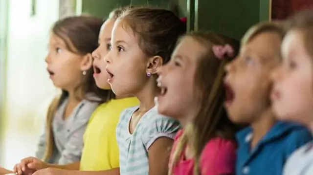 Ụmụaka na-agụ egwu