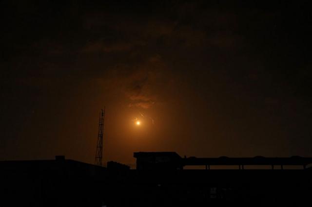 صواريخ في سماء مدينة غزة بعد الهجوم الإيراني، في 14 أبريل/نيسان 2024
