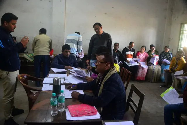 এসআইআর সঙ্ক্রান্ত নোটিস পেয়ে নথি জমা দেওয়ার ভিড়, শিলিগুড়িতে তোলা ছবি।