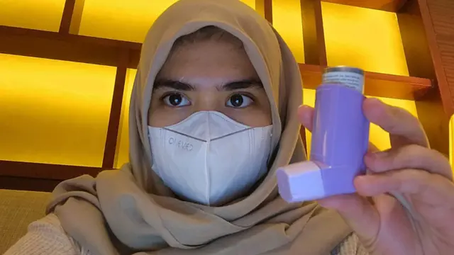 Farah harus membawa inhaler ke mana pun ia pergi karena asmanya lebih sering kambuh