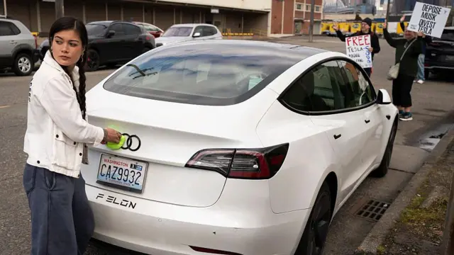 Tesla'ların araç üzerindeki logolarını sökme kampanyası da başlatıldı