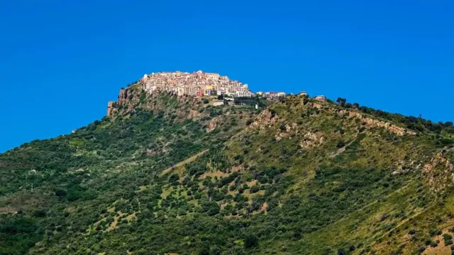 El pueblo de Pollina en lo alto de una montaa.