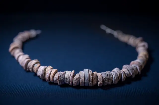 Colar com fósseis de crinoides