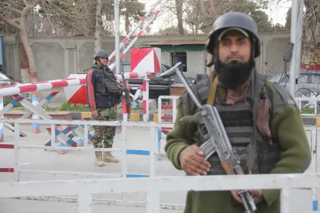 تشدید امنیتی در ایستهای بازرسی در پاکستان پس از حمله و گروگانگیری در قطار جعفر اکسپرس در مسیر کویته به پیشاور