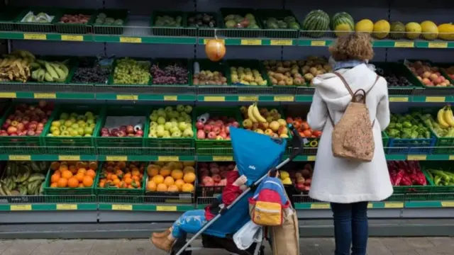 Mãe e filho no supermercado