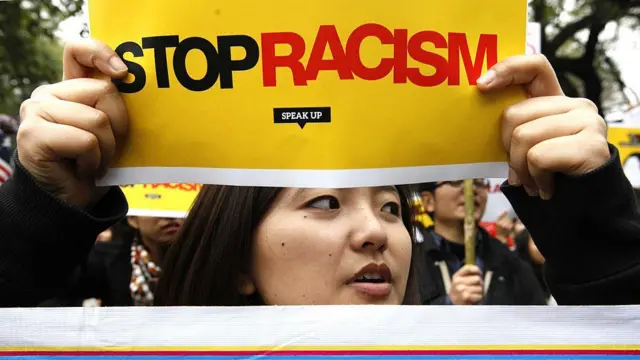 विरोध प्रदर्शन के दौरान एक युवती