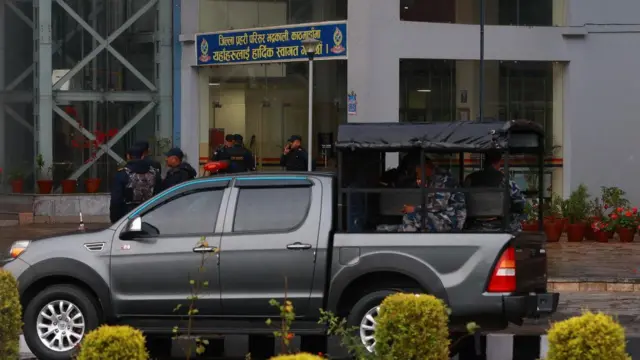 पुलिस ने बताया है कि ओली और लेखक को काठमांडू के ज़िला पुलिस परिसर में हिरासत में रखा गया है