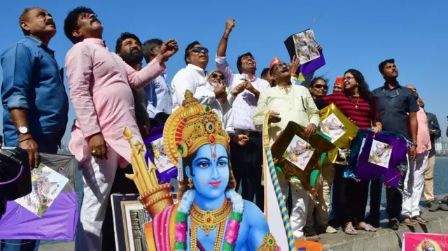 নতুন রামমন্দির উদযাপনে মকর সংক্রান্তিতে মুম্বাইতে ঘুড়ি ওড়ানো। ১৫ জানুয়ারি, ২০২৩