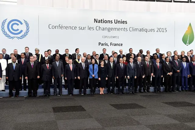 Líderes mundiais posam para a foto de família durante a COP21, conferência do clima da ONU.
