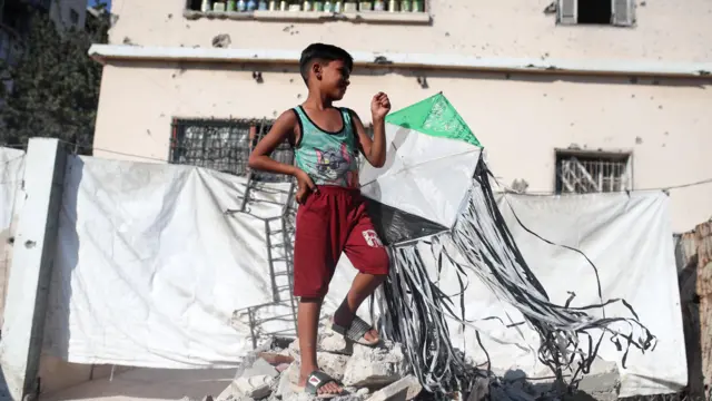 طفل يطلق طائرة ورقية في مخيم مؤقت للنازحين في مدينة غزة، في 23 أغسطس/آب 2026.