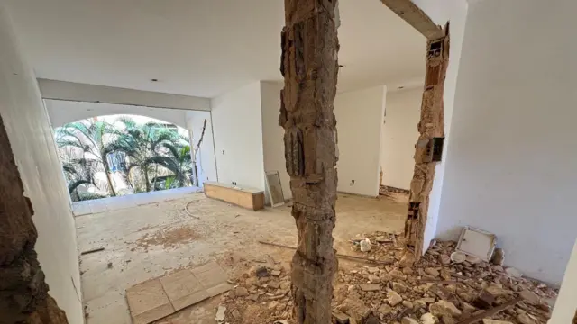 Vista da entrada de apartamento sem portas e sem janelas