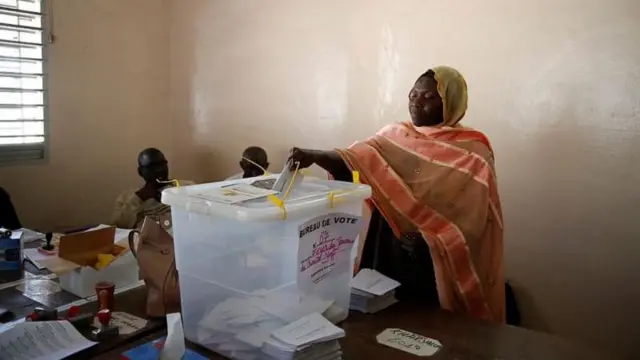 Nwaanyị na-atụ vootu na Senegal