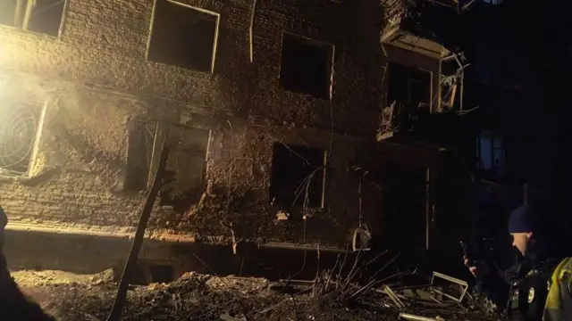 Багатоповерхівка з вибитимми шибками