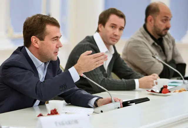 Серебренников (справа) на встрече с президентом России Дмитрием Медведевым (слева) в 2010 году 