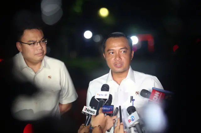 Menteri Sekretaris Negara Prasetyo Hadi (kanan) didampingi Kepala Badan Komunikasi Pemerintah Angga Raka Prabowo (kiri) menyampaikan keterangan kepada wartawan usai melakukan pertemuan dengan Presiden Prabowo Subianto di kediaman pribadi Presiden di kawasan Kertanegara.