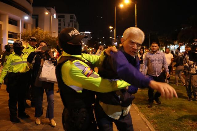 Roberto Canseco, embajador encargado de México en Quito, confrontando a la policía ecuatoriana. 