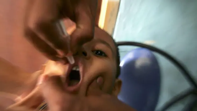 Seorang anak menerima vaksinasi polio di desa Girijaya, Sukabumi.
