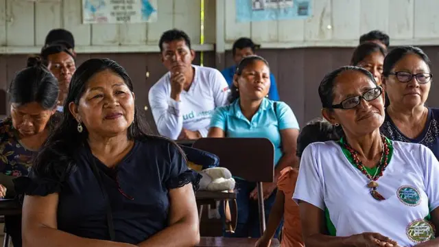 Mari Luz Canaquiri y miembros del pueblo Kukama en un taller