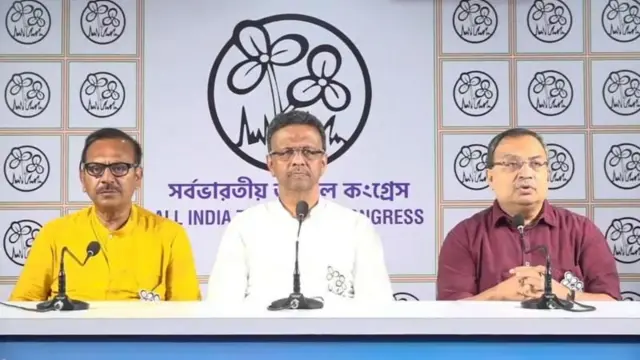 तृणमूल कांग्रेस के नेता एक प्रेस कॉन्फ्रेंस में, बाएं से अरूप बिस्वास, फ़िरहाद हकीम और कुणाल घोष