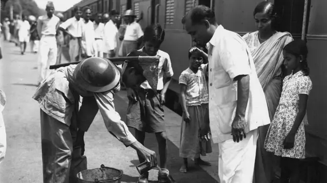 ট্রেনে চেপে নবগঠিত পাকিস্তানের দিকে রওনা হওয়ার আগে দিল্লি রেল স্টেশনে এক উদ্বাস্তু পরিবার