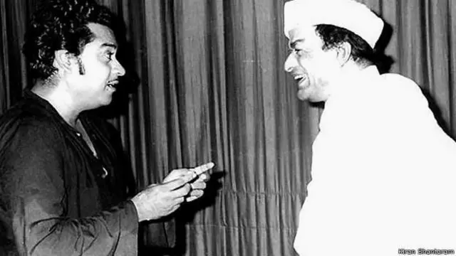 राजकमल स्टुडिओत झालेल्या एका कार्यक्रमात स्टुडिओचे मालक व्ही. शांताराम आणि गायक किशोर कुमार 