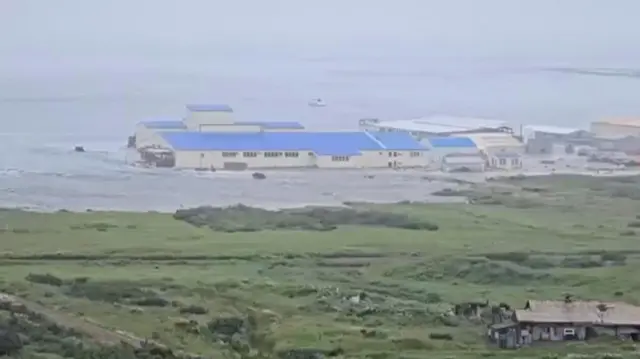 Una poderosa ola azota un edificio situado cerca de la costa, tras un fuerte terremoto que sacudió la península de Kamchatka, en Severo-Kurilsk, región de Sajalín, Rusia, el 30 de julio de 2025.