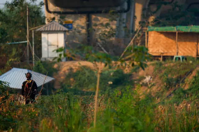 บริเวณเชิงสะพานมิตรภาพฯ แห่งที่ 2 เมื่อมองจากฝั่งไทย