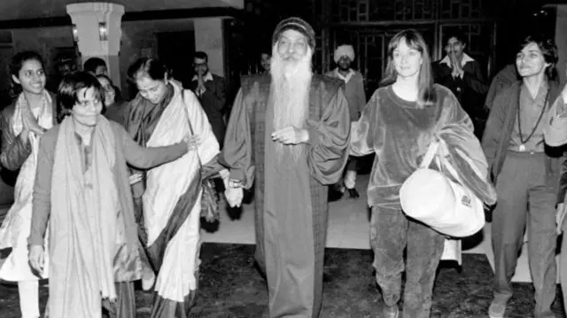 अनुयायांसोबत ओशो