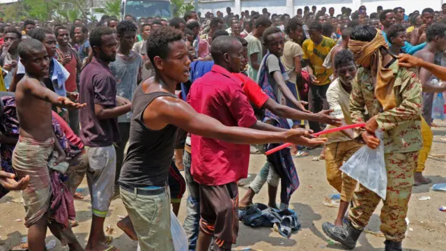 በየመን የሚገኙ ኢትዮጵያውያን ስደተኞች ውሃ እየተሰጣቸው