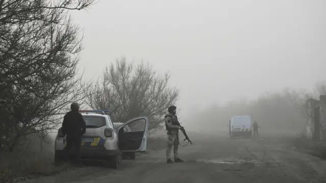 Украинские полицейские на трассе возле Гуляйполя