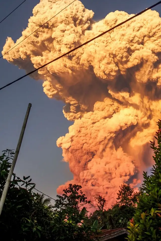Erupsi Lewotobi Laki-Laki tampak dari Desa Talibura, Sikka, Nusa Tenggara Timur, 17 Juni 2025.