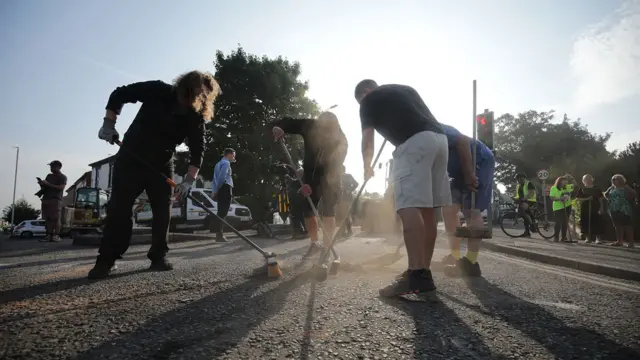 අඅපිරිසිදු කිරීම් හා අලුත්වැඩියා කටයුතුවලට ජනතාව සහය වු අයුරු