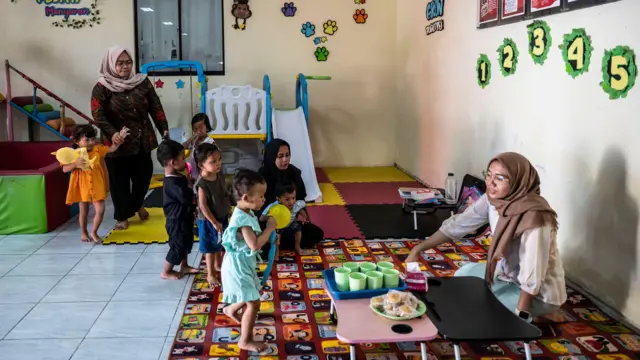 Pendamping bermain bersama anak balita di Rumah Pelita, Manyaran, Semarang, Jawa Tengah, Senin (13/4/2026). Rumah Pelita merupakan inisiasi Pemerintah Kota Semarang sebagai upaya percepatan penurunan stunting. 