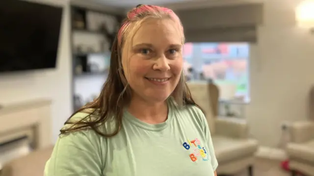 Emma Wragg, con una camiseta de 'Bits and Bobs', mirando a la cámara.