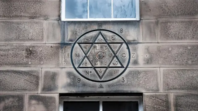 Ukiwa namba 19, Hill Street, tazama juu utaona nyota hii yenye ncha sita, ambayo ni moja ya alama za Freemasons.