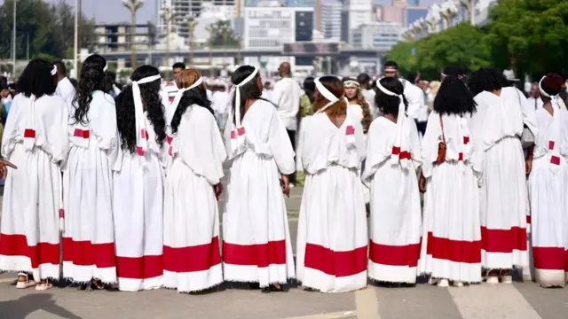 Tuuta dubartootaa fi shamarranii uffata aadaan faayamanii shubbisa aadaarra jiran. Iddoo Irreechaatti namuu saalaan, umriin walgurmeessee dabarsa. Shamarran kunneen gareesaaniitiin sirna irreeffannaa kana raawwachaa jiru