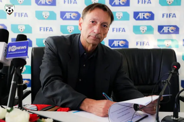 خوزه آنتونیو نوگیرا در حال امضای قرارداد 