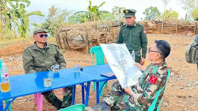 NUG ကာကွယ်ရေးဝန်ကြီး ဦးရည်မွန် နဲ့ ကချင်လွတ်လပ်ရေးတပ်မတော် (KIA) စစ်ဦးစီးချုပ် ဒုဗိုလ်ချုပ်ကြီးခေါင်လွန်း ကချင်ဒေသ စစ်ဆင်ရေးအတွင်း သိမ်းပိုက်ရရှိခဲ့တဲ့ ဘွမ်ရေဘွမ့် စခန်းကို ၂၀၂၄ ခုနှစ်က သွားရောက် ကြည့်ရှု့စစ်ဆေးခဲ့