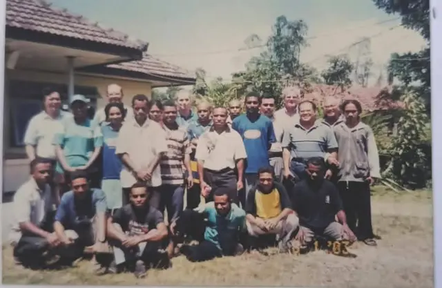 Foto lama Paus Leo XIV saat berkunjung ke Indonesia bersama orang asli Papua.