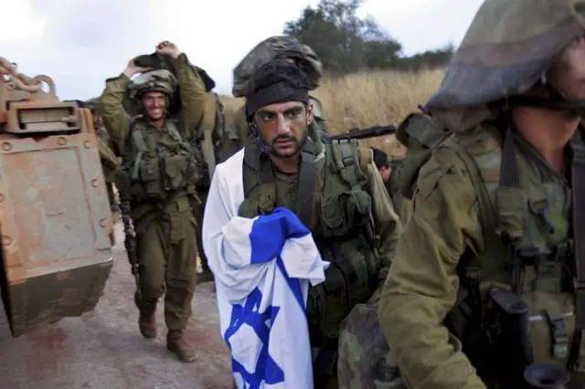 Soldados israelíes regresando a su país desde la frontera libanesa el 9 de agosto de 2006. 