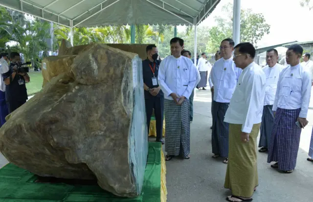 အဲဒီထဲကမှ ပုလဲအတွဲ ၁၄၇တွဲကို မတ်လ ၁၈ရက်နေ့မှာ ရောင်းချနိုင်ခဲ့တယ်လို့ စစ်ကောင်စီရဲ့ ဒီကနေ့ သတင်းစာမှာ ဖော်ပြပေမယ့် တန်ဖိုးပမာဏကိုတော့ဖော်ပြတာမရှိပါဘူး။