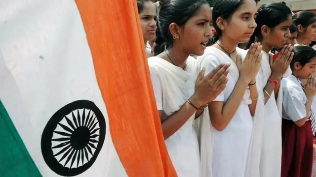 झंडा और बच्चियां