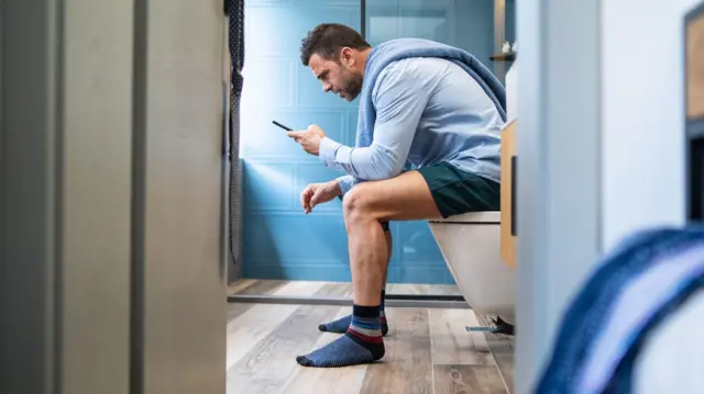 mobile in toilet, poo, constipation बद्धकोष्ठ, संडासात मोबाईल नेण्याची सवय, bbc Marathi, बीबीसी मराठी, पोट साफ होण्यासाठी