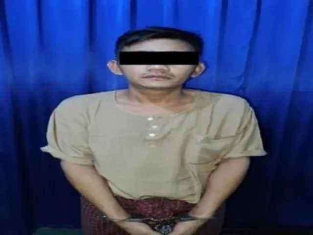 လက်ထိပ်ခတ်ခံထားရတဲ့ ပုဆိုးနဲ့ ချည်အင်္ကျီဝတ်အမျိုးသားတစ်ဦး 